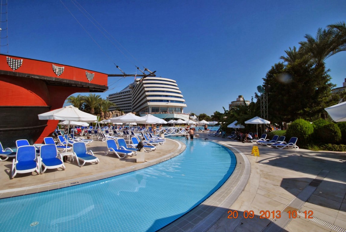 imagini hotel TITANIC LARA